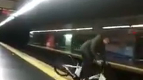 Un fotograma del vídeo grabado en el Metro de Madrid.- Un fotograma del vídeo grabado en el Metro de Madrid.-