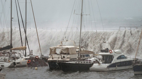 21/01/2020.- Grandes olas sobrepasan el espigón del Puerto Olímpico de Barcelona hundiendo uno de los barcos atracados. / EFE - ENRIC FONTCUBERTA 21/01/2020.- Grandes olas sobrepasan el espigón del Puerto Olímpico de Barcelona hundiendo uno de los barcos atracados. / EFE - ENRIC FONTCUBERTA