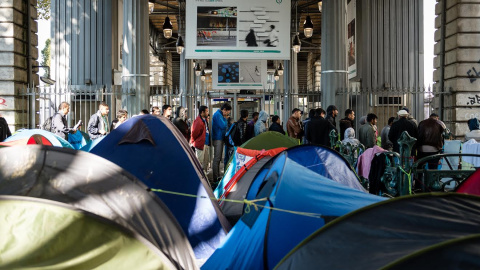 La presencia de tiendas de campaña entre las estaciones de metro de Stalingrad y Jaurès, en el norte de París, se ha multiplicado en los últimos días. - IGNACIO MARÍn La presencia de tiendas de campaña entre las estaciones de metro de Stalingrad y Jaurès, en el norte de París, se ha multiplicado en los últimos días. - IGNACIO MARÍn