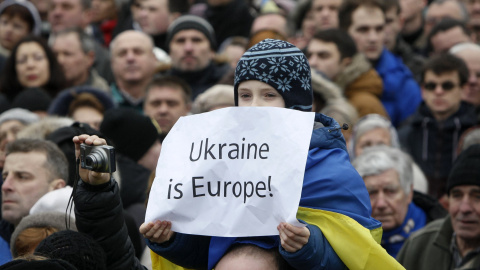 Un niño, sobre los hombros de un adulto, sostiene una pancarta en la que se lee 'Ucrania en Europa', durante la llamada Marcha de la Dignidad, para celebrar el aniversario del levantamiento de la plaza de Maidan, en Kiev. REUTERS/Valentyn O Un niño, sobre los hombros de un adulto, sostiene una pancarta en la que se lee 'Ucrania en Europa', durante la llamada Marcha de la Dignidad, para celebrar el aniversario del levantamiento de la plaza de Maidan, en Kiev. REUTERS/Valentyn O