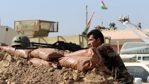 Un peshmerga durante los combates contra el Estado Islámico en Abu Jarboa. REUTERS/Azad Lashkari Un peshmerga durante los combates contra el Estado Islámico en Abu Jarboa. REUTERS/Azad Lashkari