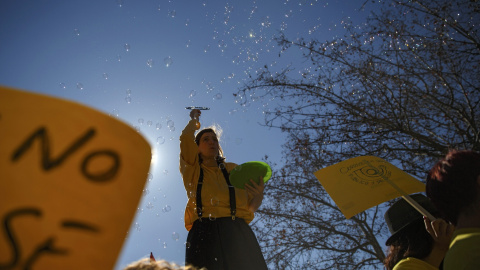 Una manifestante lanza burbujas de jabón durante la Marea Ciudadana en Madrid contra las políticas de austeridad en España y la UE.  REUTERS/Andrea Comas