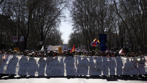 Manifestación convocada por Marea Ciudadana Madrid bajo el lema 'Por las libertades, los derechos y los servicios públicos. Contra el golpe de estado político y económico', por el Paseo del Prado de Madrid. EFE/Paco Campos
