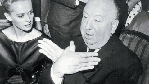 Alfred Hitchcock haciendo una seña en referencia a su película “Los Pájaros”. / EFE Alfred Hitchcock haciendo una seña en referencia a su película “Los Pájaros”. / EFE