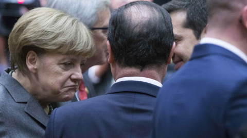 La canciler alemana Angela Merkel, charla en un corrillo con el presidente francés Francois Hollande y el primer ministro griego Alexis Tsipras, en la última cumbre de Bruselas, hace diez días. REUTERS/Yves Herman La canciler alemana Angela Merkel, charla en un corrillo con el presidente francés Francois Hollande y el primer ministro griego Alexis Tsipras, en la última cumbre de Bruselas, hace diez días. REUTERS/Yves Herman