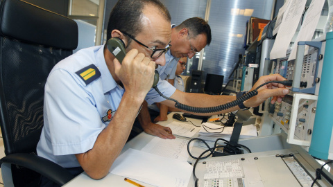 Operarios del Ejercito del Aire, en el centro coordinador de salvamento de Gando (Las Palmas de Gran Canaria), durante la organización del rescate al helicóptero que cayó al mar el pasado jueves. EFE/G.Pasamontes Operarios del Ejercito del Aire, en el centro coordinador de salvamento de Gando (Las Palmas de Gran Canaria), durante la organización del rescate al helicóptero que cayó al mar el pasado jueves. EFE/G.Pasamontes