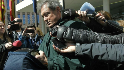 El primogénito de Jordi Pujol, Jordi Pujol Ferrusola, abandona la sede de la Ciutat de la Justicia asediado por los medios de comunicación./ EFE El primogénito de Jordi Pujol, Jordi Pujol Ferrusola, abandona la sede de la Ciutat de la Justicia asediado por los medios de comunicación./ EFE