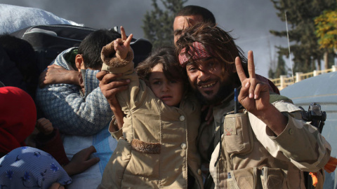 Un combatiente rebelde con una niña en Alepo (Siria). REUTERS/Ammar Abdullah Un combatiente rebelde con una niña en Alepo (Siria). REUTERS/Ammar Abdullah