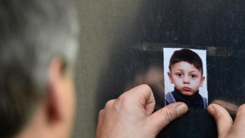 Un hombre pega una foto de Mohamed en Berlín. / TOBIAS SCHWARZ (AFP) Un hombre pega una foto de Mohamed en Berlín. / TOBIAS SCHWARZ (AFP)