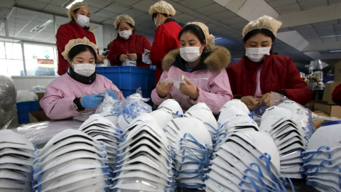 23/01/2020 - Mujeres trabajan en una fábrica de mascarillas en la provincia de Hebei (China), país que registra cerca de 600 casos de neumonía por el coronavirus. / EFE 23/01/2020 - Mujeres trabajan en una fábrica de mascarillas en la provincia de Hebei (China), país que registra cerca de 600 casos de neumonía por el coronavirus. / EFE