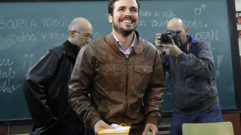 El candidato de IU a la Presidencia del Gobierno, Alberto Garzón, durante la presentación de su propuesta de medidas socioeconómicas para la salida de la crisis, hoy en un instituto de secundaria de Madrid. EFE/Emilio Naranjo El candidato de IU a la Presidencia del Gobierno, Alberto Garzón, durante la presentación de su propuesta de medidas socioeconómicas para la salida de la crisis, hoy en un instituto de secundaria de Madrid. EFE/Emilio Naranjo