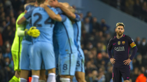 El jugador del Barcelona Lionel Messi (2-d) se lamenta mientras jugadores del Manchester City celebran después de anotar un gol hoy, martes 1 de noviembre de 2016, durante un partido por el grupo C de la Liga de Campeones entre el Mancheste El jugador del Barcelona Lionel Messi (2-d) se lamenta mientras jugadores del Manchester City celebran después de anotar un gol hoy, martes 1 de noviembre de 2016, durante un partido por el grupo C de la Liga de Campeones entre el Mancheste