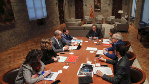 El presidente de la Generalitat, Quim Torra (c) durante su reunión con los consellers de los departamentos implicados en la gestión de los efectos de la borrasca 'Gloria'. (QUIQUE GARCIA | EFE)