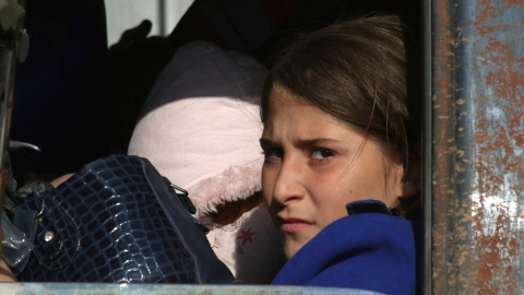 Una niña huye del conflicto en Siria. / REUTERS Una niña huye del conflicto en Siria. / REUTERS