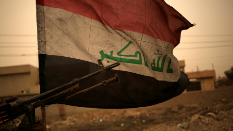 Una bandera iraquí en la parte oriental de Mosul. - REUTERS Una bandera iraquí en la parte oriental de Mosul. - REUTERS