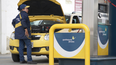 Un vehículo alimentado por gas natural en un estación en Bogotá (Colombia). GAS NATURAL FENOSA