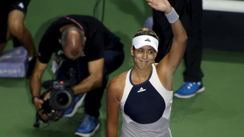 Garbiñe Muguruza saluda al público de Singapur tras vencer a Kvitova. /REUTERS Garbiñe Muguruza saluda al público de Singapur tras vencer a Kvitova. /REUTERS