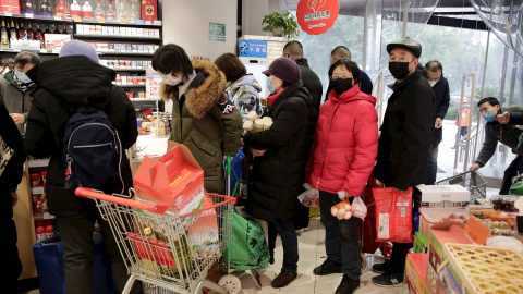 23.01.2020 - Los residentes hacen cola para comprar comestibles en un mercado a medida que los precios de los alimentos se disparan debido al brote de coronavirus en la ciudad de Wuhan. EFE