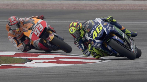 Rossi y Márquez toman una curva en Sepang antes el famoso episodio de la patada del italiano al español. /EFE Rossi y Márquez toman una curva en Sepang antes el famoso episodio de la patada del italiano al español. /EFE