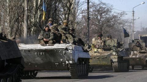 Miembros de las fuerzas armadas ucranianas en Artemivsk, este de Ucrania./REUTERS-Gleb Garanich