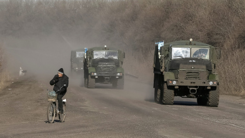 Vehículos militares de las fuerzas armadas ucranianas cerca de Artemivsk, este de Ukraine./REUTERS-Gleb Garanich