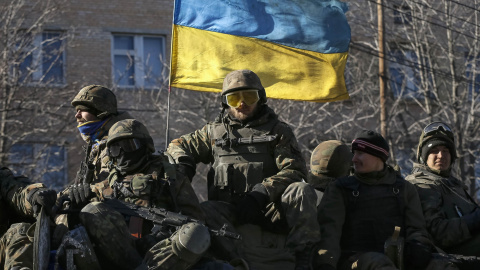 Miembros de las fuerzas armadas ucranianas armados sobre un tanque en Artemivsk, este de Ucrania./REUTERS-Gleb Garanich