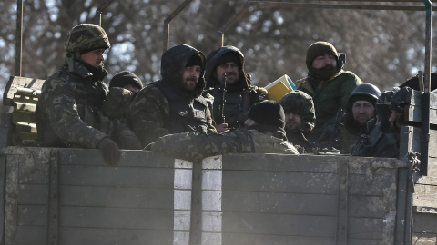 Miembros de las fuerzas armadas ucranianas en un vehículo militar en Artemivsk, este de Ukraine./REUTERS-Gleb Garanich