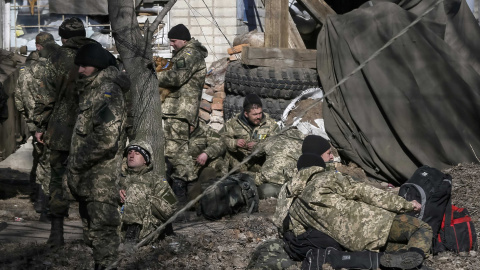 Militares ucranianos que lucharon en Debaltseve en la base militar antes de volver a sus casas, en Artemivsk, este de Ucrania./REUTERS-Gleb Garanich.