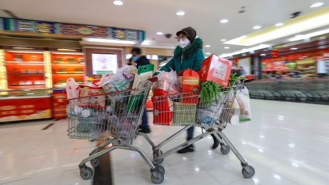 Una mujer con máscara compra en un supermercado en Wuhan. EFE Una mujer con máscara compra en un supermercado en Wuhan. EFE