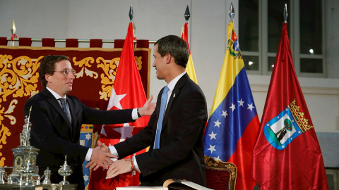 El líder opositor de Venezuela, Juan Guaidó (d), junto al alcalde de Madrid, José Luis Martínez-Almeida (i), tras firmar en el libro de Honor del Ayuntamiento de Madrid donde este sábado se le entregará la Llave de Oro de la ciudad.- EFE/Ju El líder opositor de Venezuela, Juan Guaidó (d), junto al alcalde de Madrid, José Luis Martínez-Almeida (i), tras firmar en el libro de Honor del Ayuntamiento de Madrid donde este sábado se le entregará la Llave de Oro de la ciudad.- EFE/Ju
