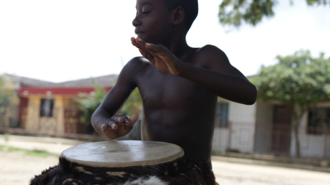 Un niño toca el tambor en San Basilio de Palenque Un niño toca el tambor en San Basilio de Palenque