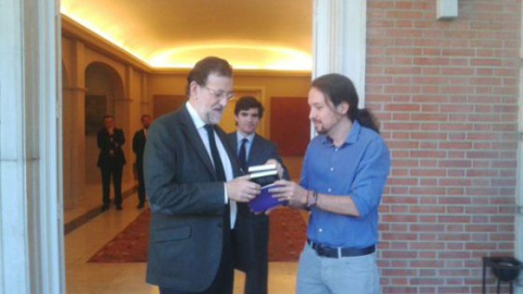 Pablo Iglesias entrega a Mariano Rajoy la obra de Antonio Machado 'Juan de Mairena'.- PODEMOS Pablo Iglesias entrega a Mariano Rajoy la obra de Antonio Machado 'Juan de Mairena'.- PODEMOS