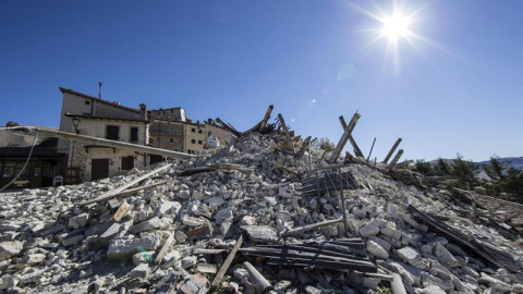 Vista general de varios edificios destruídos tras el último terremoto registrado en Castelluccio di Norcia, Italia, el pasado 1 de noviembre de 2016. EFE/MASSIMO PERCOSSI Vista general de varios edificios destruídos tras el último terremoto registrado en Castelluccio di Norcia, Italia, el pasado 1 de noviembre de 2016. EFE/MASSIMO PERCOSSI