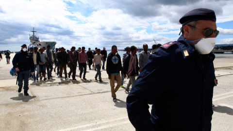 Imagen de archivo de la Policía italiana escoltando a un grupo de inmigrantes en el puerto siciliano de Augusta. REUTERS Imagen de archivo de la Policía italiana escoltando a un grupo de inmigrantes en el puerto siciliano de Augusta. REUTERS