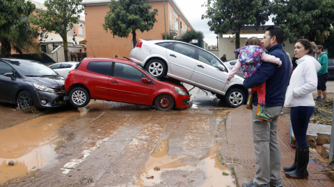 25.01.2020 / : Vecinos de la barriada malagueña de Campanillas, se afanan en las limpiezas de sus hogares y calles del barrio tras la tromba de aguda caída esta pasada madrugada a consecuencia de la Tormenta Gloria que azota al país. ÁLEX 25.01.2020 / : Vecinos de la barriada malagueña de Campanillas, se afanan en las limpiezas de sus hogares y calles del barrio tras la tromba de aguda caída esta pasada madrugada a consecuencia de la Tormenta Gloria que azota al país. ÁLEX
