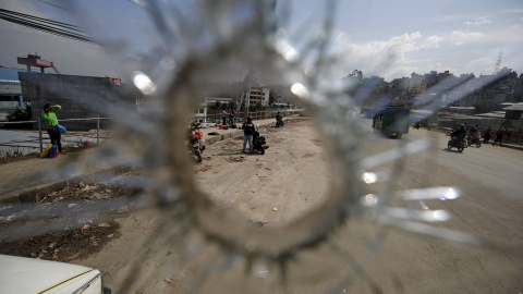 Un parabrisas roto de un autobús que llegó de Kankadvitta, durante la crisis de combustible en curso que dura ya más de un mes, en Katmandú. REUTERS/Navesh Chitrakar