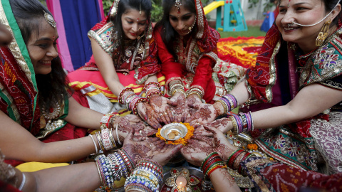 Las mujeres con las manos decoradas durante el festival hindú de Karva Chauth en Ahmedabad. REUTERS/Amit Dave