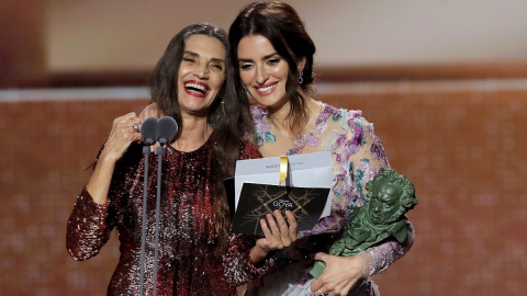 25/01/2020.- Las actrices Ángela Molina (i) y Penélope Cruz durante la gala de los "Premios Goya 2020" que se celebra hoy sábado en el Palacio de los Deportes José María Martín Carpena, en Málaga. EFE/Chema Moya.