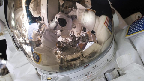 Fotografía del comandante de la expedición 45 Scott Kelly durante una caminata espacial. EFE/Nasa / Scott Kelly