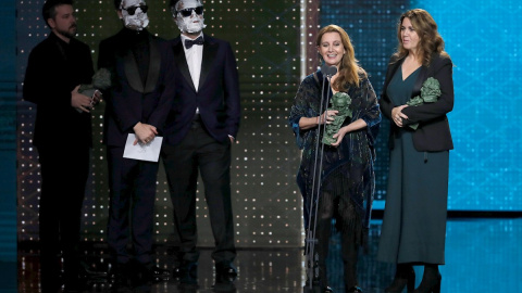 25/01/2020.- Los ganadores del premio a "Mejor maquillaje y peluquería", Nacho Díaz (i), Ana López (d) y Belén López, por su trabajo en "Mientras dure la guerra", acompañados por los humoristas, Ernesto Sevilla y Joaquín Reyes (2i), durante