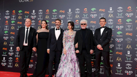 25/01/2020.- El equipo de la película "Dolor y Gloria" a su llegada a la entrega de los Premios Goya 2020 que se celebra esta noche en el Palacio de los Deportes José María Martín Carpena de Málaga. EFE / Jorge Zapata.