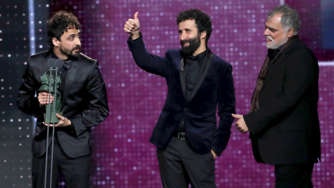 25/01/2020.- Los guionistas (i-d) Daniel Remón, Pablo Remón y Benito Zambrano, tras recibir el premio a "Mejor Guión Adaptado" por su trabajo en "Interperie", durante la gala de entrega de los Premios Goya 2020 que se celebra hoy sábado en 