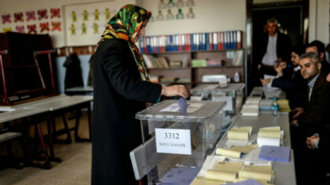 Votante en las pasadas elecciones del 7 de junio en Turquía Votante en las pasadas elecciones del 7 de junio en Turquía