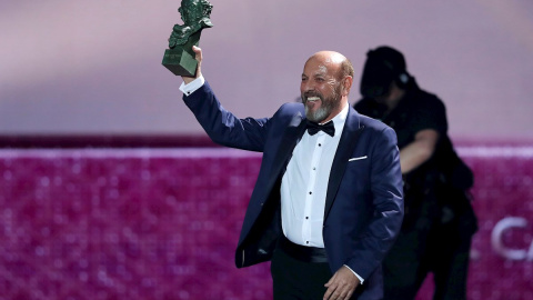 25/01/2020.- El cantautor y arreglista, Javier Ruibal, tras recibir el premio a "Mejor Canción Original" por su trabajo en "Intemperie", durante la gala de entrega de los Premios Goya 2020 que se celebra hoy sábado en el Palacio de los Depo