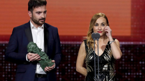 25/01/2020.- Los directores Silvia Venegas y Juan Antonio Moreno reciben el Goya al Mejor corto documental por su trabajo en "Nuestra vida como niños refugiados en Europa", durante la gala de entrega de los Premios Goya 2020 que se celebra 