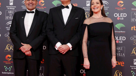 25/01/2020.- El presidente de la Academía de Cine, Mariano Barroso (c), y los vicepresidentes Rafael Portela y Nora Navas, a su llegada a la entrega de los Premios Goya 2020 que se celebra esta noche en el Palacio de los Deportes José María