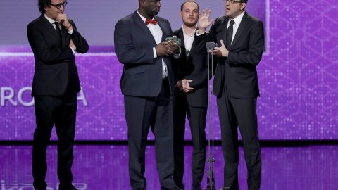 25/01/2020.- El equipo de "Los Miserables" recibe el Goya a la mejor película europea, durante la gala de entrega de los Premios Goya 2020 que se celebra hoy sábado en el Palacio de los Deportes José María Martín Carpena, en Málaga. EFE/Che