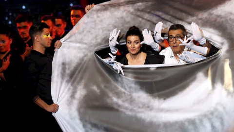 25/01/2020.- Los presentadores Silvia Abril y Andreu Buenafuente durante la gala de entrega de los Premios Goya 2020 que se celebra esta noche en el Palacio de los Deportes José María Martín Carpena, en Málaga. EFE/Chema Moya.