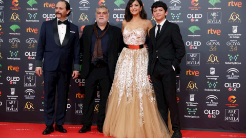 25/01/2020.- Los integrantes del equipo de la película "Interperie", el actor Luis Callejo (i), el realizador Benito Zambrano (2i) y el actor Jaime López, a su llegada a la entrega de los Premios Goya 2020 que se celebra esta noche en el Pa