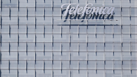 El logo de Telefónica en la sede de la operadora española en el distrito de Las Tablas, en Madrid. REUTERS/Juan Medina El logo de Telefónica en la sede de la operadora española en el distrito de Las Tablas, en Madrid. REUTERS/Juan Medina